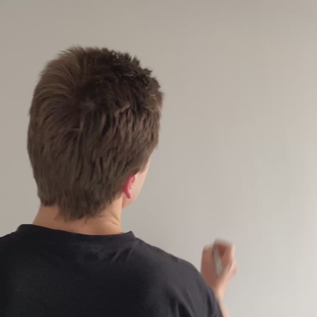 Video laden: Anbringen einer Weltkarte aus Holz an der Wand