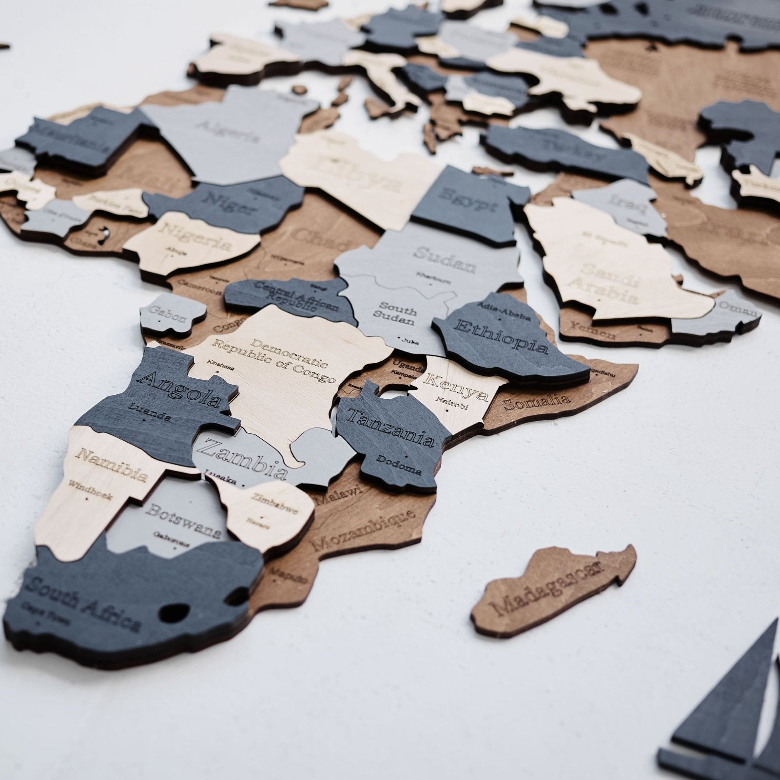 Premium Wanddekor 3D Weltkarte aus Holz in Deutsch mit Pins | Dunkelbraun - WOW WOOD