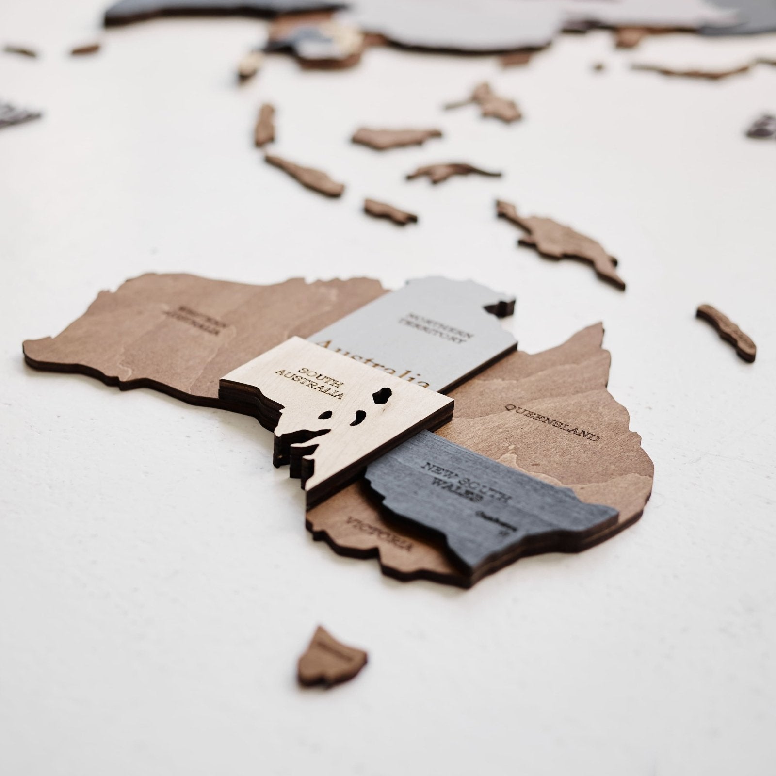 Premium Wanddekor 3D Weltkarte aus Holz in Deutsch mit Pins | Dunkelbraun - WOW WOOD