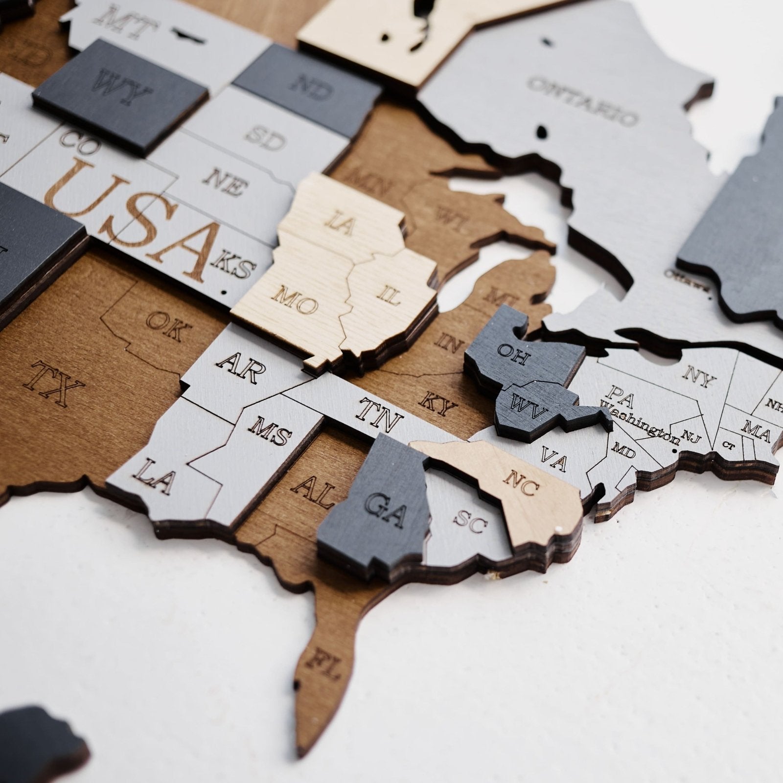 Premium Wanddekor 3D Weltkarte aus Holz in Deutsch mit Pins | Dunkelbraun - WOW WOOD