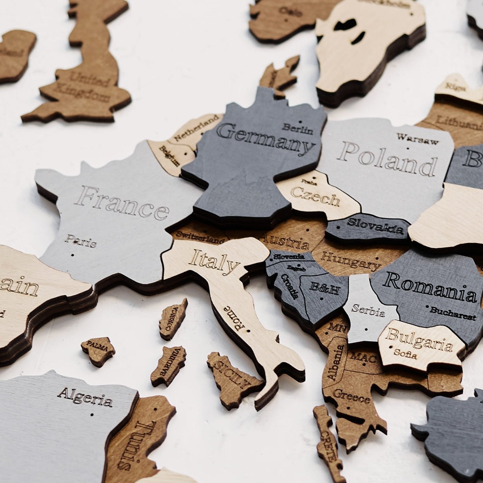 Premium Wanddekor 3D Weltkarte aus Holz in Deutsch mit Pins | Dunkelbraun - WOW WOOD