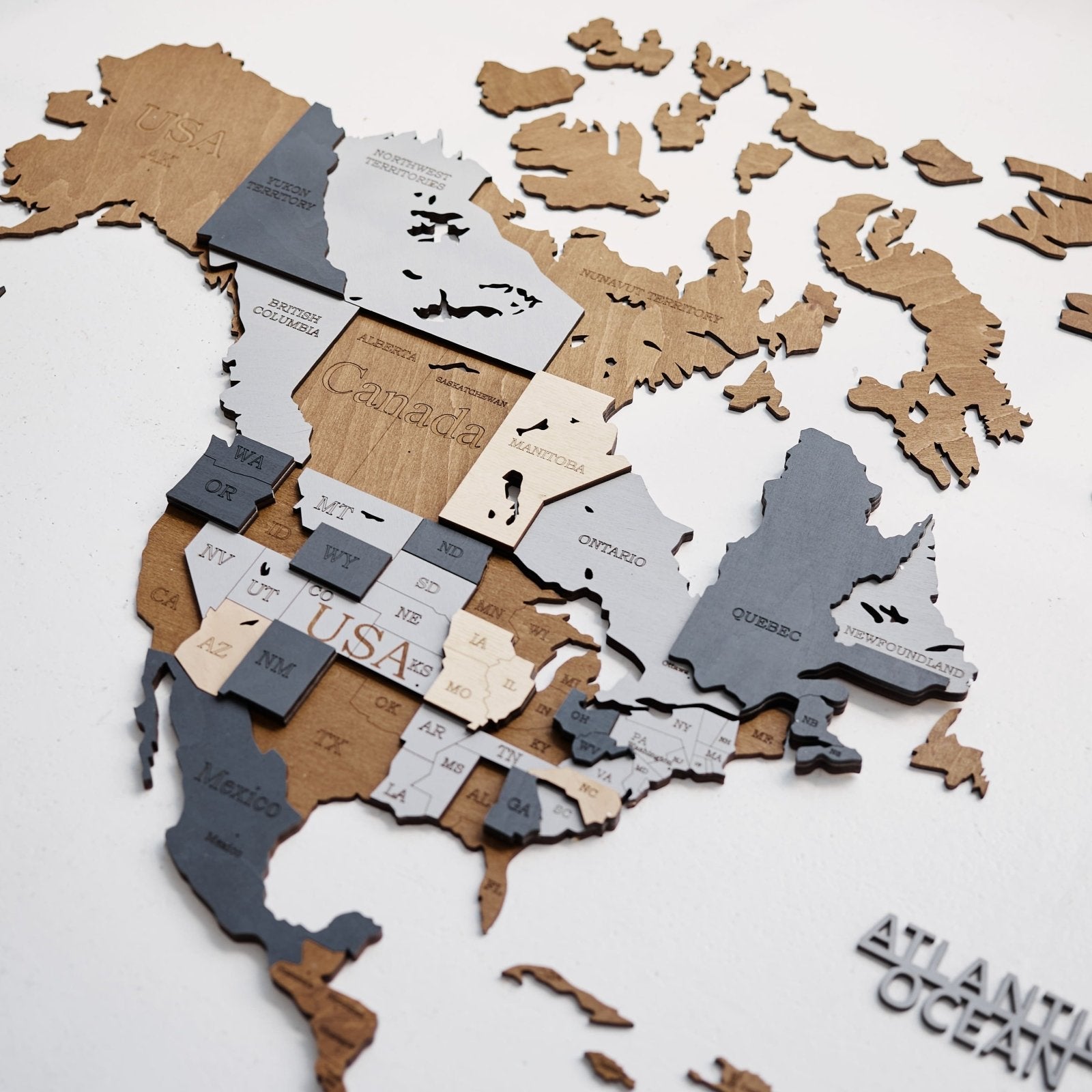 Premium Wanddekor 3D Weltkarte aus Holz in Deutsch mit Pins | Dunkelbraun - WOW WOOD
