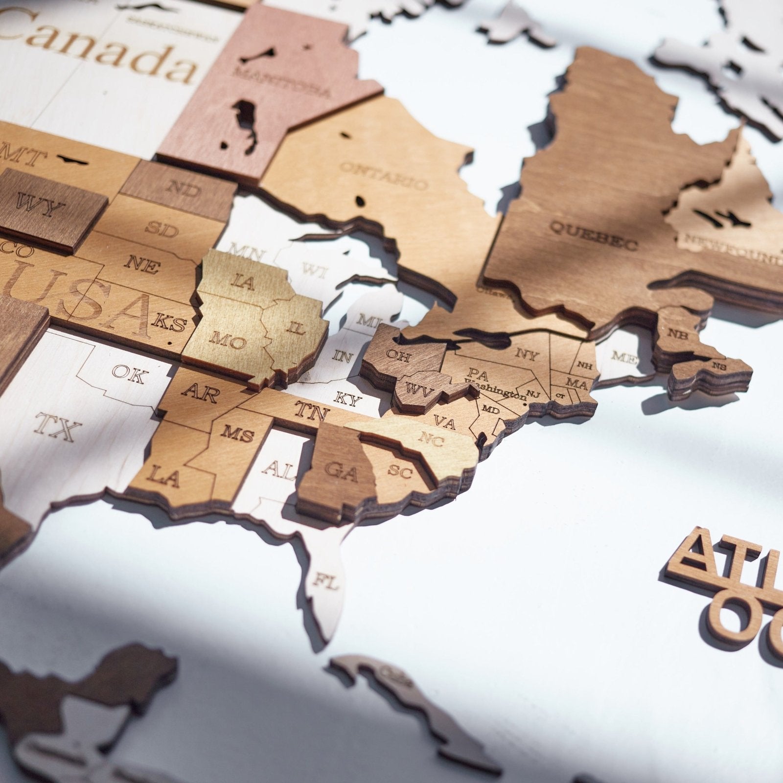 Premium Wanddekor 3D Weltkarte aus Holz in Deutsch mit Pins | Holzfarbe - WOW WOOD