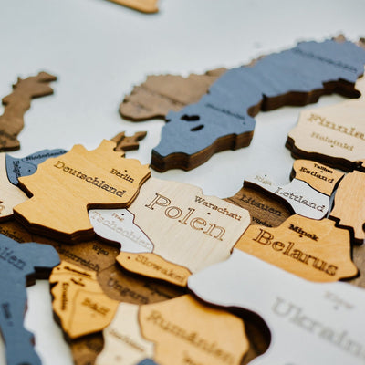 Premium Wanddekor 3D Weltkarte aus Holz in Deutsch mit Pins | Mehrfarbig - WOW WOOD